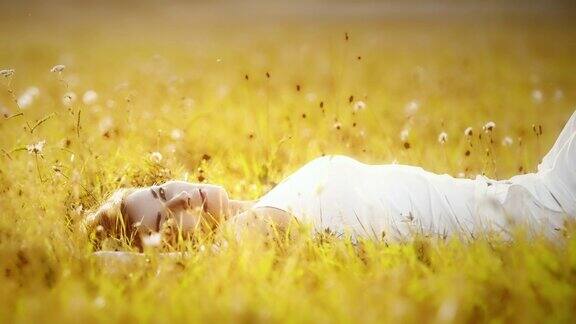 一个躺在草地上的女人的肖像