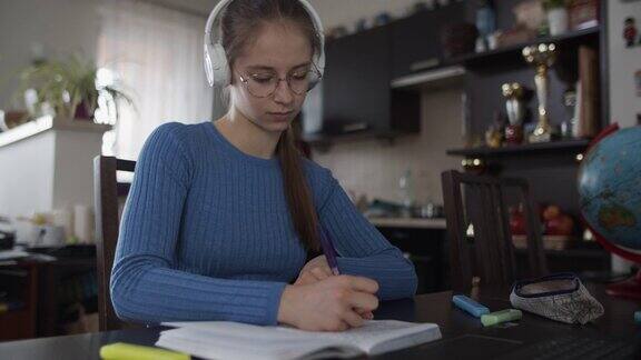 十几岁的女孩在家里做作业