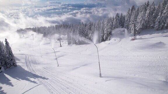 航拍:造雪工人在滑雪场喷洒人造雪景色优美