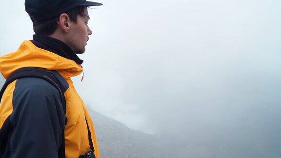 徒步旅行者背着背包在山顶上放松欣赏风景俄罗斯堪察加半岛