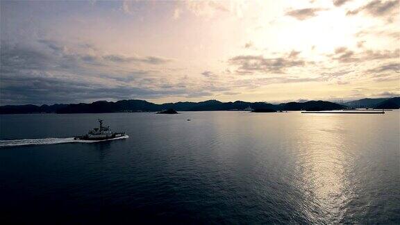 引航船驶入日本长崎从大海在早晨的时间