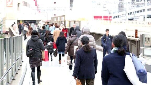 高清慢镜头:行人、通勤者、人群在大阪站步行