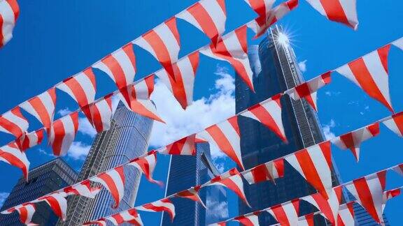 蓝色的天空中装饰性的旗帜迎风飘扬背景是摩天大楼高线公园曼哈顿纽约市美国