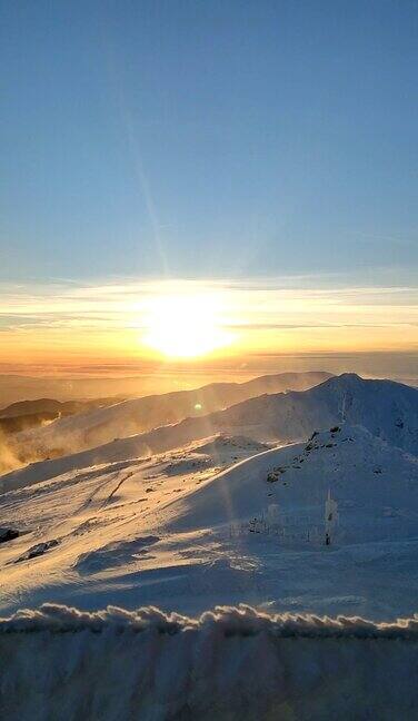 斯洛伐克滑雪胜地的日落山