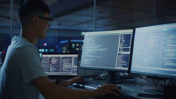夜校:用台式电脑工作的日本年轻人数字企业家打字代码创造现代软件电子商务应用程序设计电子商务编程在肩膀上