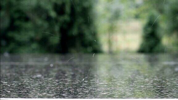 雨水落在混凝土板上