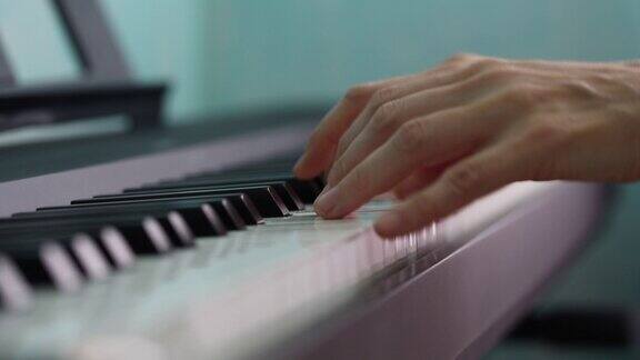 电影色彩选择性聚焦女人的手在弹钢琴