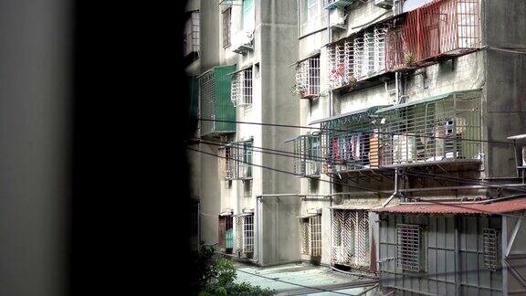 房间有窗户旧公寓建筑在亚洲