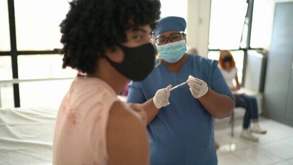 一名年轻男子戴着口罩接种疫苗的肖像
