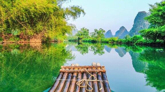 中国桂林坐在竹筏上欣赏风景