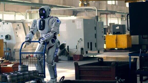 一个工作机器人在工厂拉着一辆装有金属盒子的小车