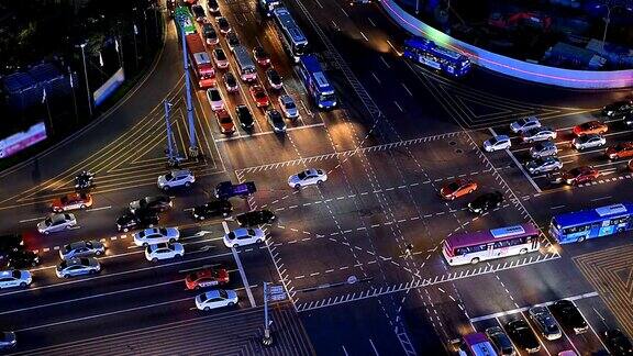 韩国首尔江南城夜间的交通状况
