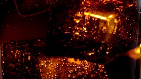 漂浮的冰块在一杯可乐-近距离微距拍摄在慢镜头