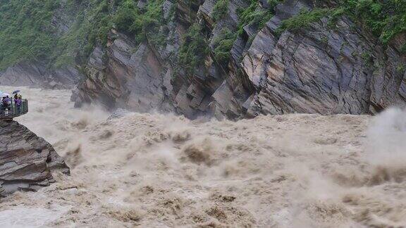 峡谷洪水