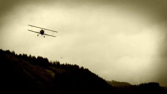 老电影效果:二战双翼飞机在空中