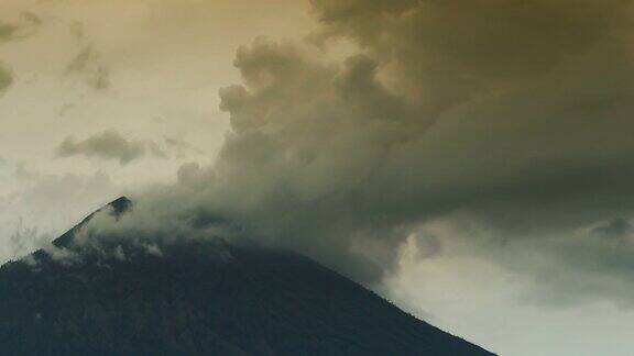 巴厘岛的阿贡火山以火山灰喷发模式喷发