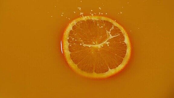 正在倒橙汁4K慢镜头