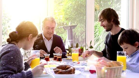 几代土耳其家庭共进早餐