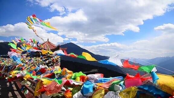 中国云南高山上的西藏神圣经幡