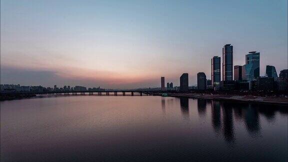 美丽的日出镜头在汉江在韩国首尔与城市
