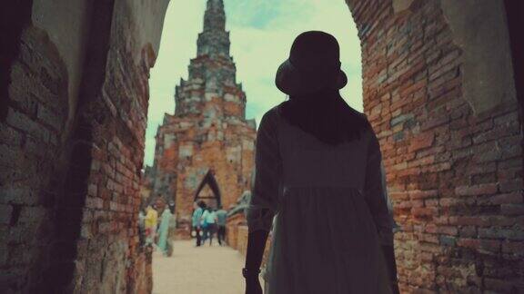 亚洲妇女在大城府的寺庙独自旅游是著名的地方古城大城府