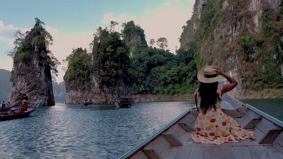 泰国KhaoSok在泰国度假的女人女孩在长尾船在KhaoSok国家公园泰国