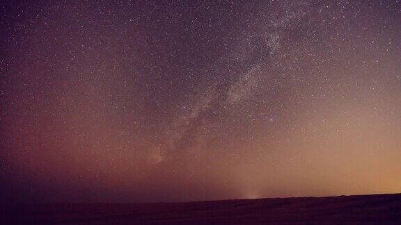 星夜和银河在沙漠景观上的时间流逝