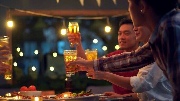 亚洲人庆祝节日他们碰杯啤酒和晚餐快乐