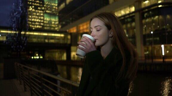 晚上在城里喝咖啡