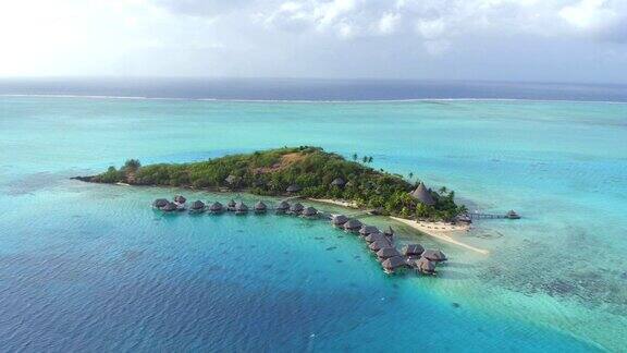 AERIAL:梦幻般的酒店度假村豪华水上别墅坐落在一个私人小岛上有着令人惊叹的隐蔽的白色沙滩面对着异国情调的海洋珊瑚礁