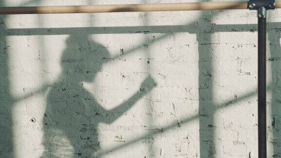 工作室墙上年轻芭蕾舞者的影子