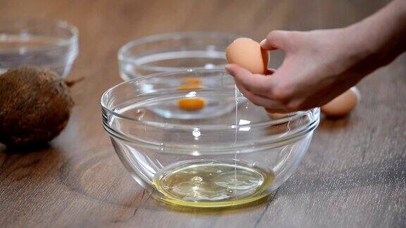 女人把蛋黄从蛋白中分离出来