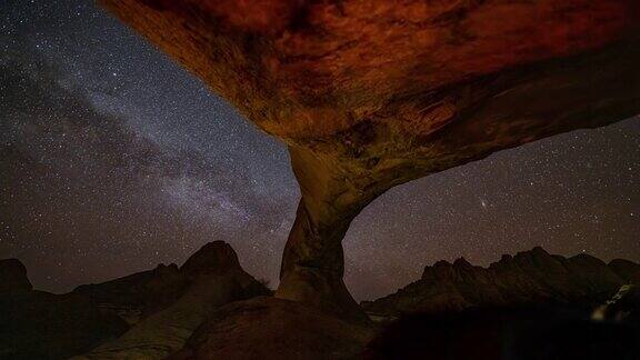 非洲纳米比亚沙漠岩石形成的星空时间流逝