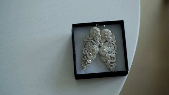 桌上的白色珍珠新娘耳环