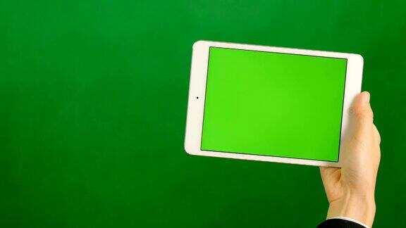 绿色背景上的空白绿色屏幕平板电脑