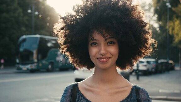 日落时分城市里一个留着非洲式发型的年轻女子的肖像