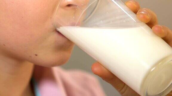 男孩喝着牛奶健康地喝着富含维生素的饮料为孩子增加体力