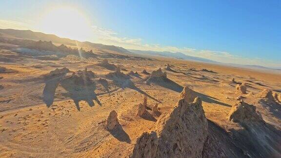 FPV无人机在莫哈韦沙漠南加州美国特罗纳尖峰