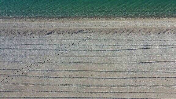 大海和海滩的鸟瞰图