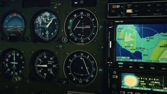 小型飞机仪表和飞行控制的驾驶舱视图