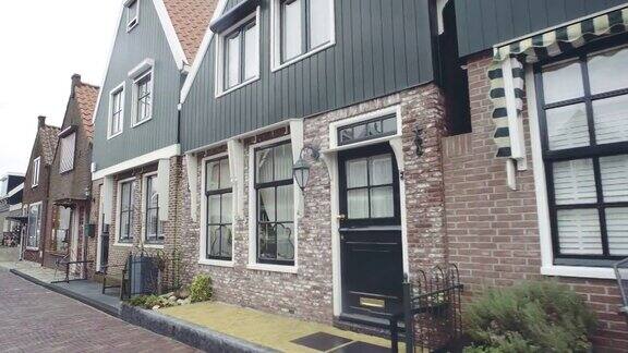 在荷兰的Volendam典型的荷兰小房子的正面