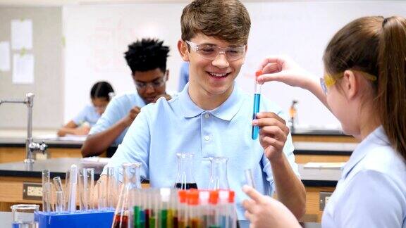 开朗的男孩和女孩一起做化学实验