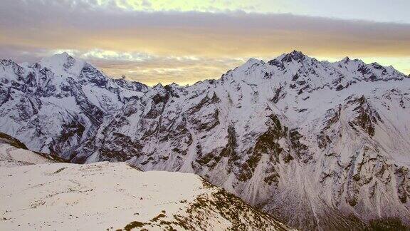 白雪皑皑的朗塘喜马拉雅山脉
