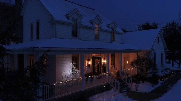 缓慢缩小宾夕法尼亚农舍在圣诞节的晚上