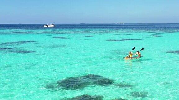 一对夫妇在马尔代夫使用玻璃底皮艇