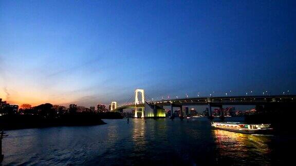 日出时河上的吊桥