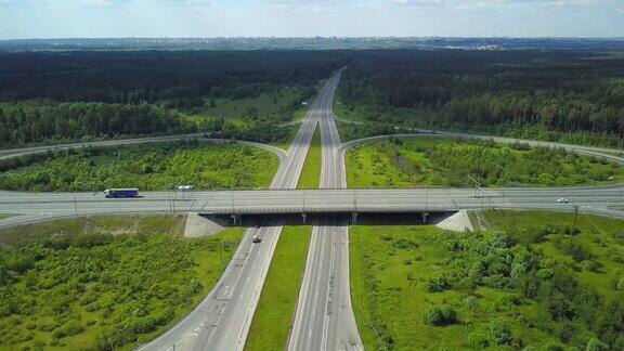 俯视图高速公路与运输交汇处