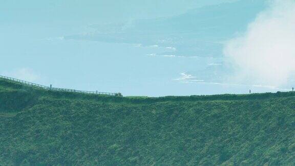 令人惊叹的长镜头拍摄的两个慢跑者在边缘的卡尔代拉与Pico的背景