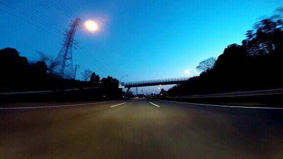 黄昏时分在东京郊区的高速公路上开车