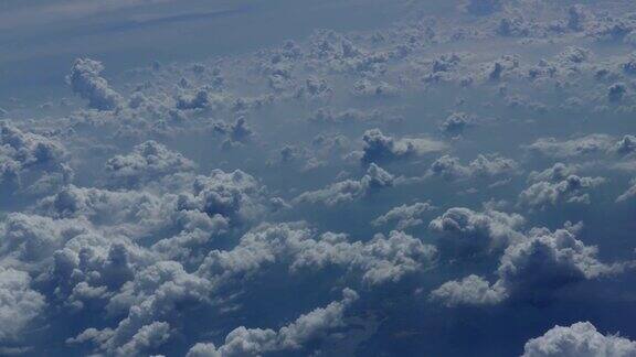 在多云天空上飞行的飞机的机翼